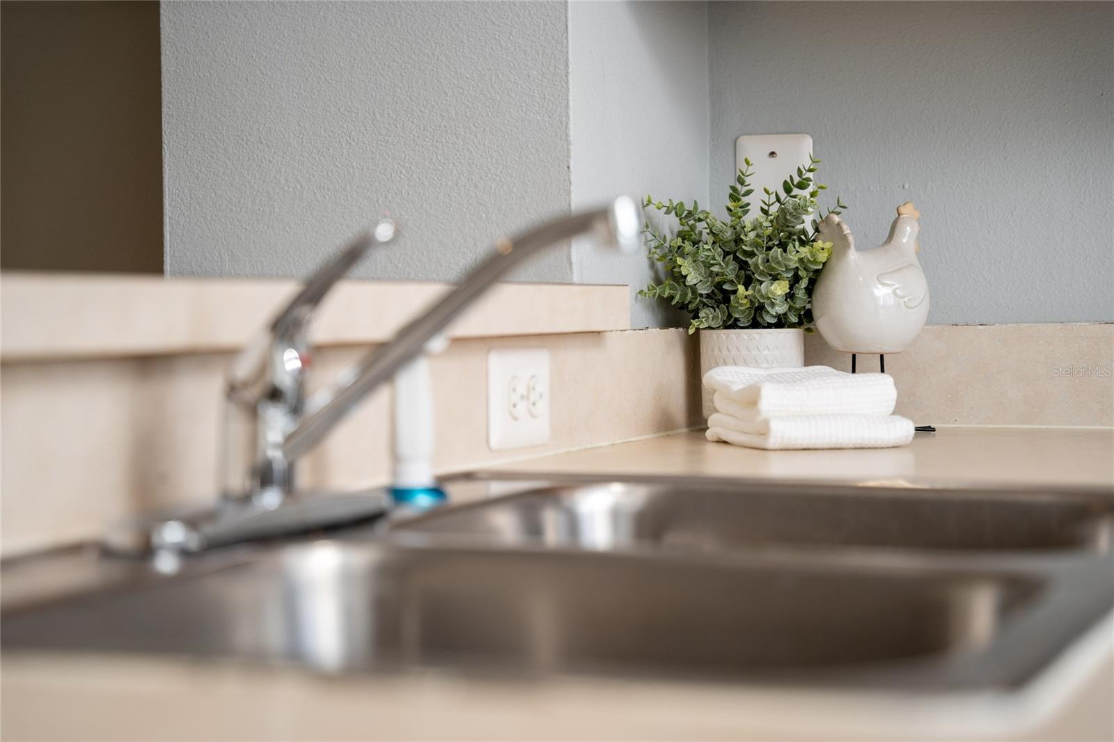 Image 11 of 31 For 9313 Jasmine Flower Lane 185