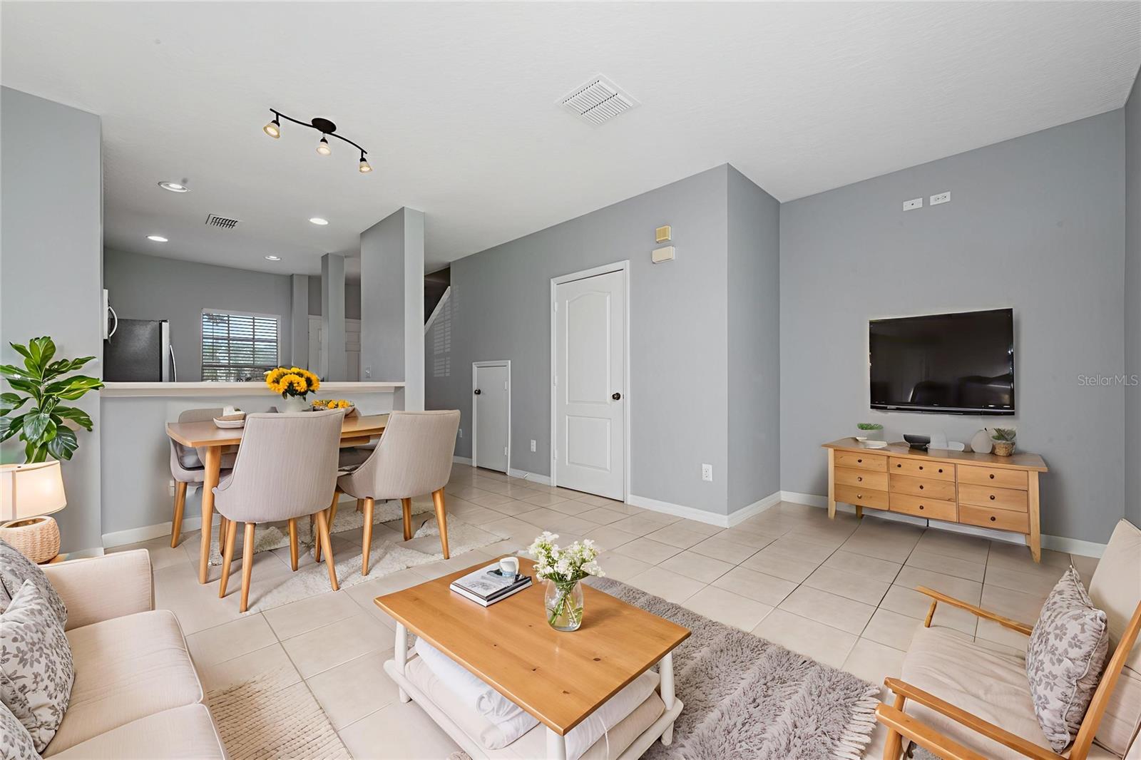 Image 2 of 31 For 9313 Jasmine Flower Lane 185