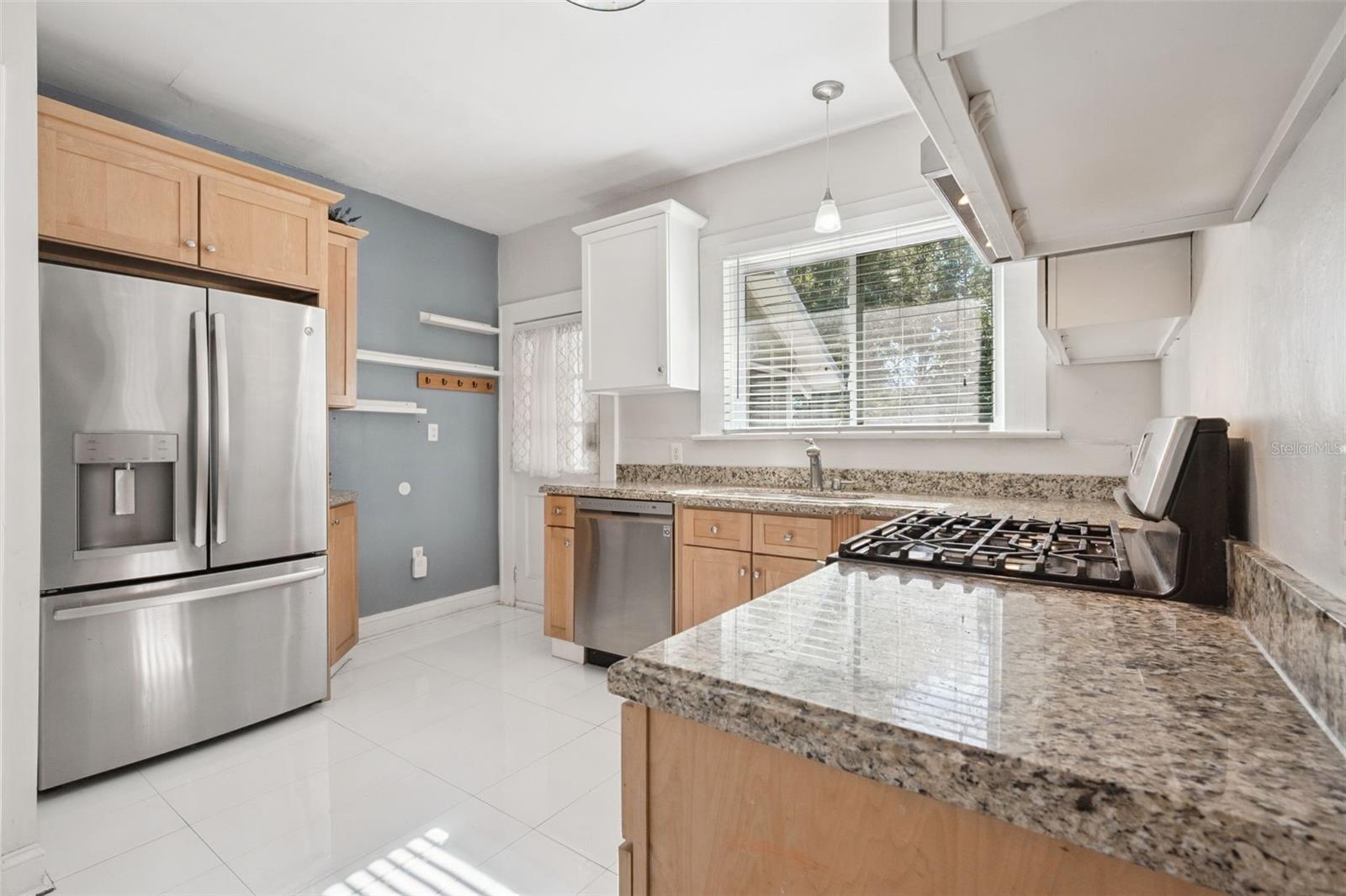 Image 10 of 37 For 352 Cambridge Boulevard