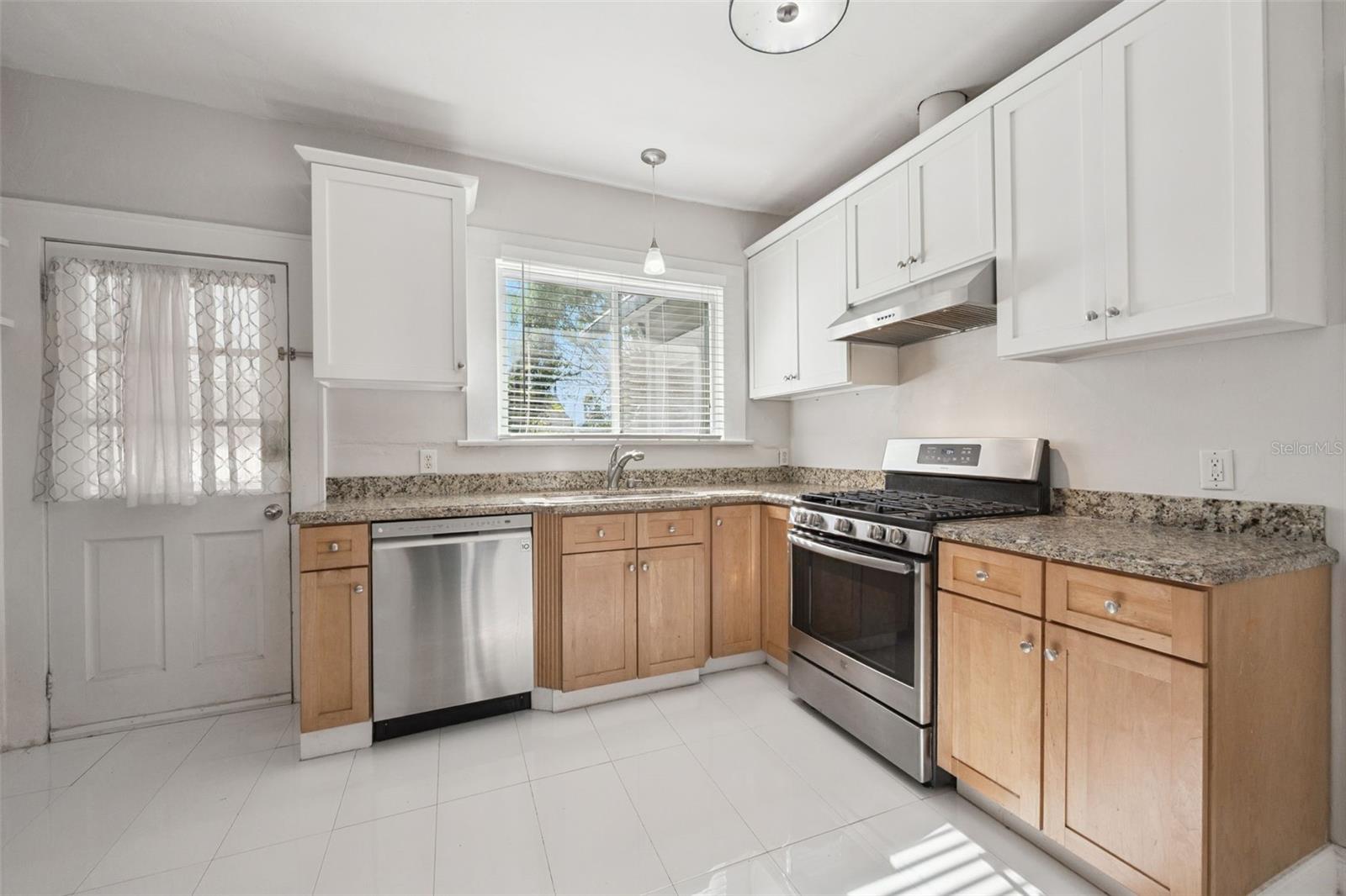 Image 11 of 37 For 352 Cambridge Boulevard