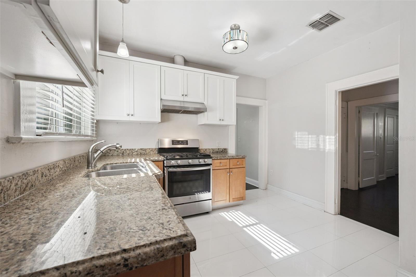 Image 12 of 37 For 352 Cambridge Boulevard