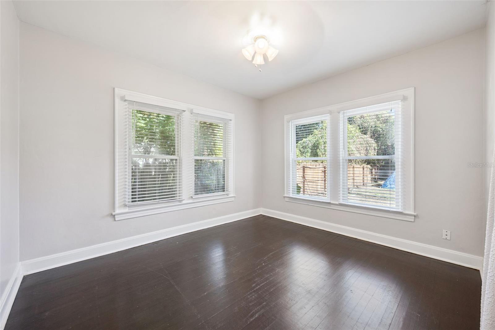 Image 15 of 37 For 352 Cambridge Boulevard