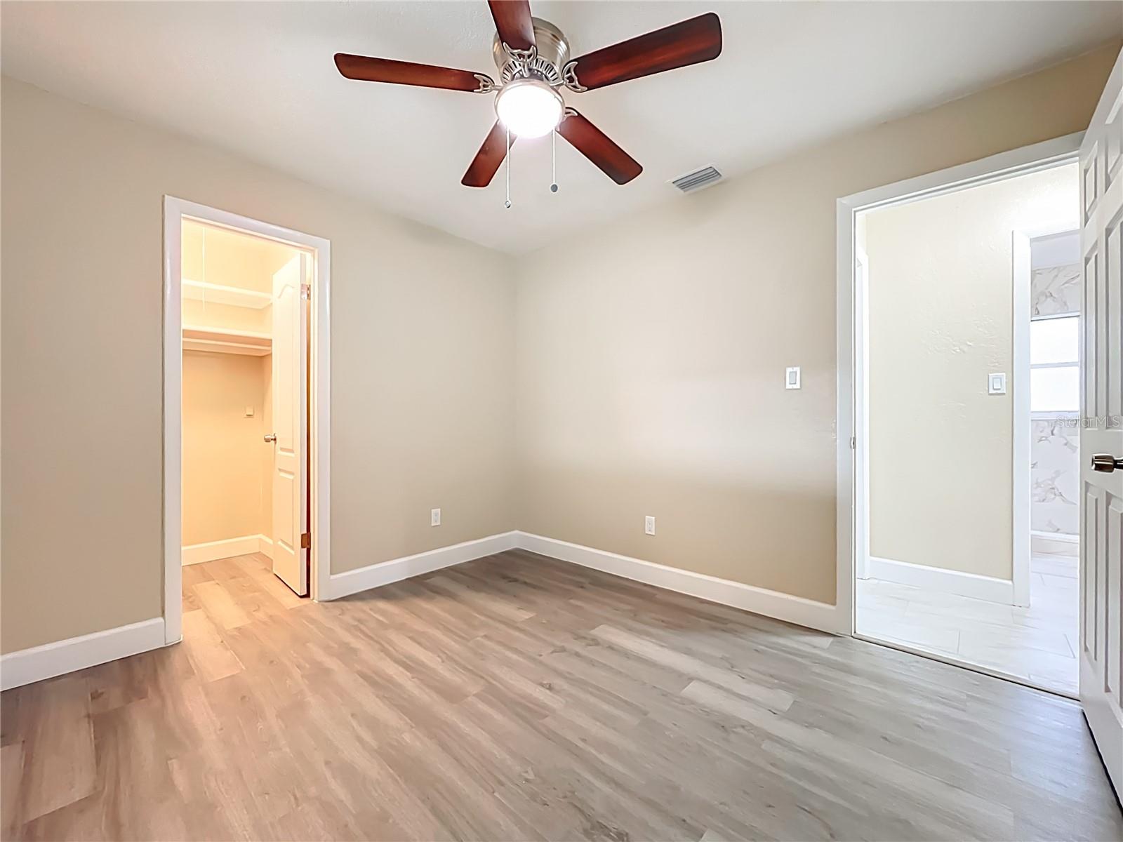 Image 17 of 42 For 4052 Castlegate Drive