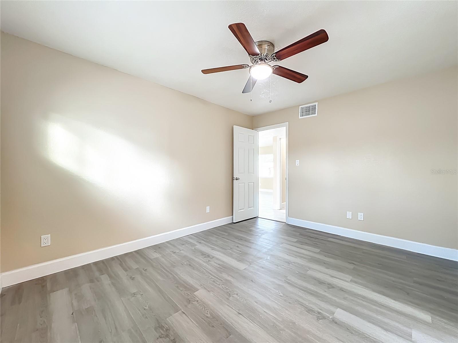 Image 24 of 42 For 4052 Castlegate Drive