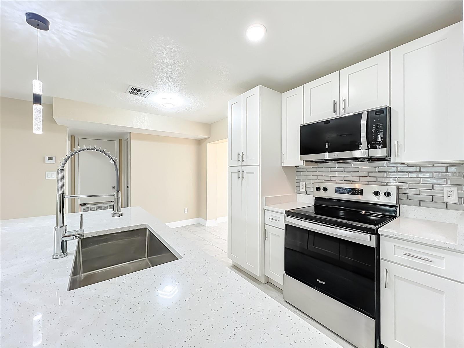 Image 9 of 42 For 4052 Castlegate Drive