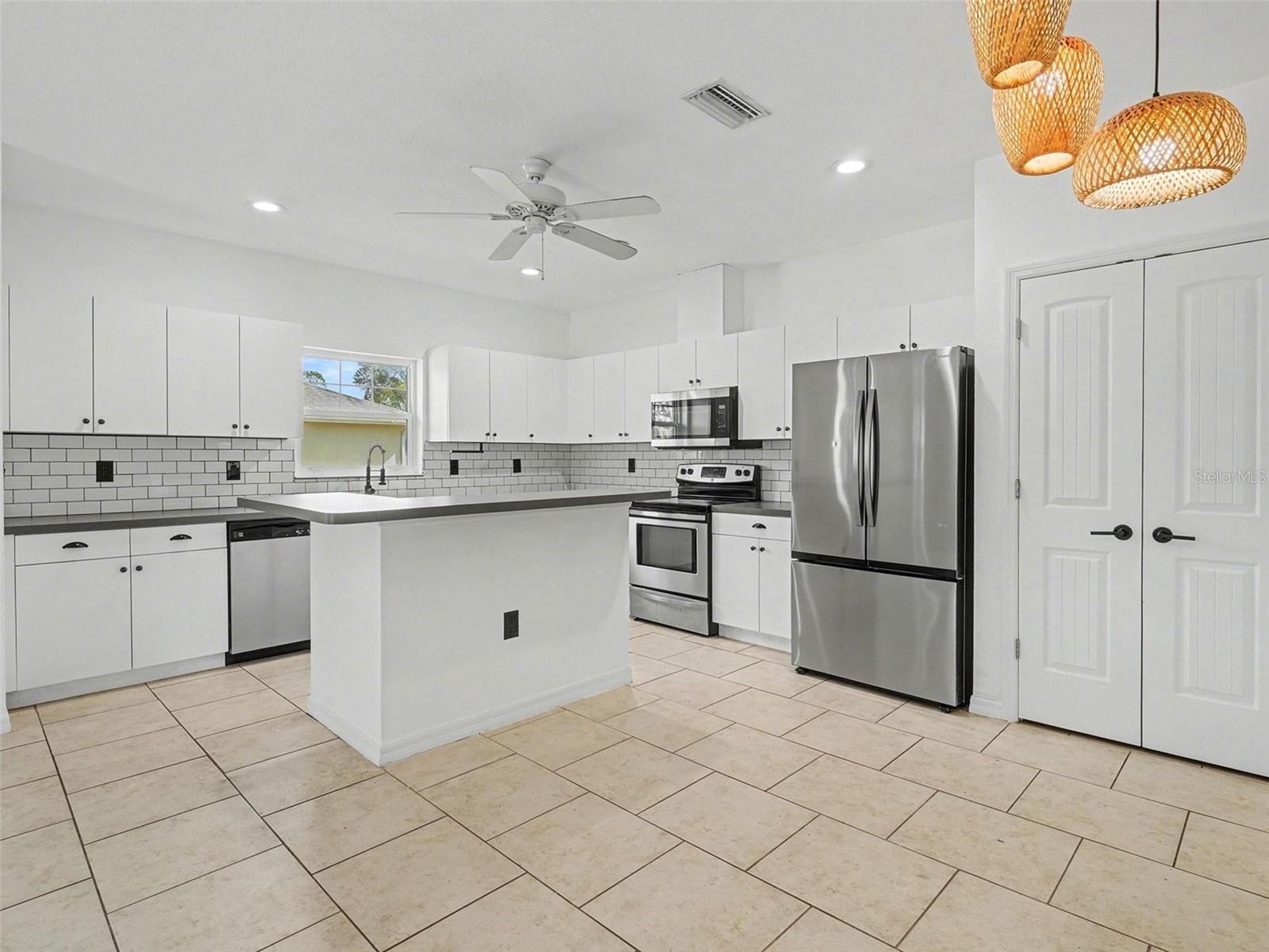 Image 7 of 22 For 4539 Horseshoe Avenue