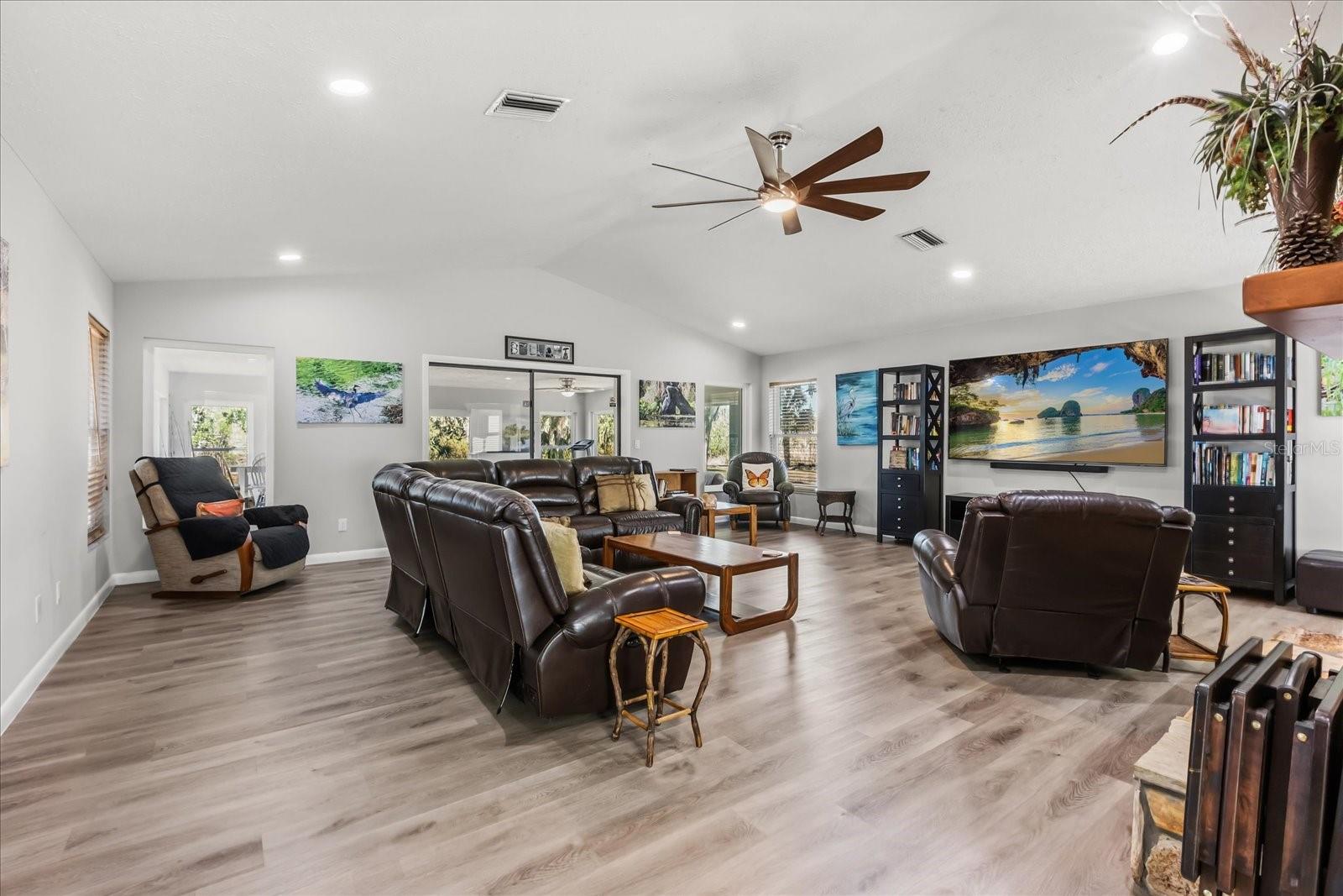 Listing photo id 8 for 1423 Lagoon Point