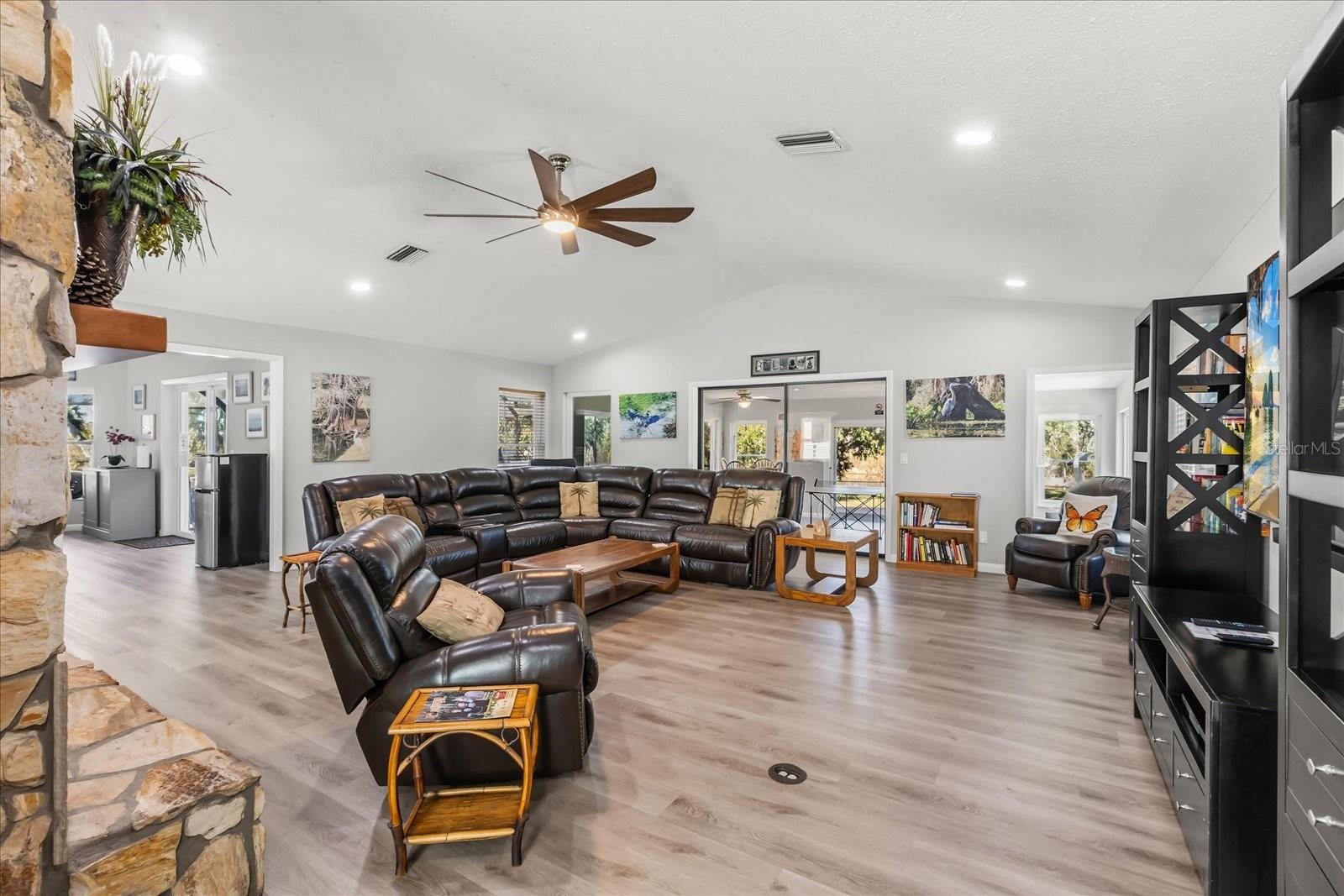 Listing photo id 6 for 1423 Lagoon Point