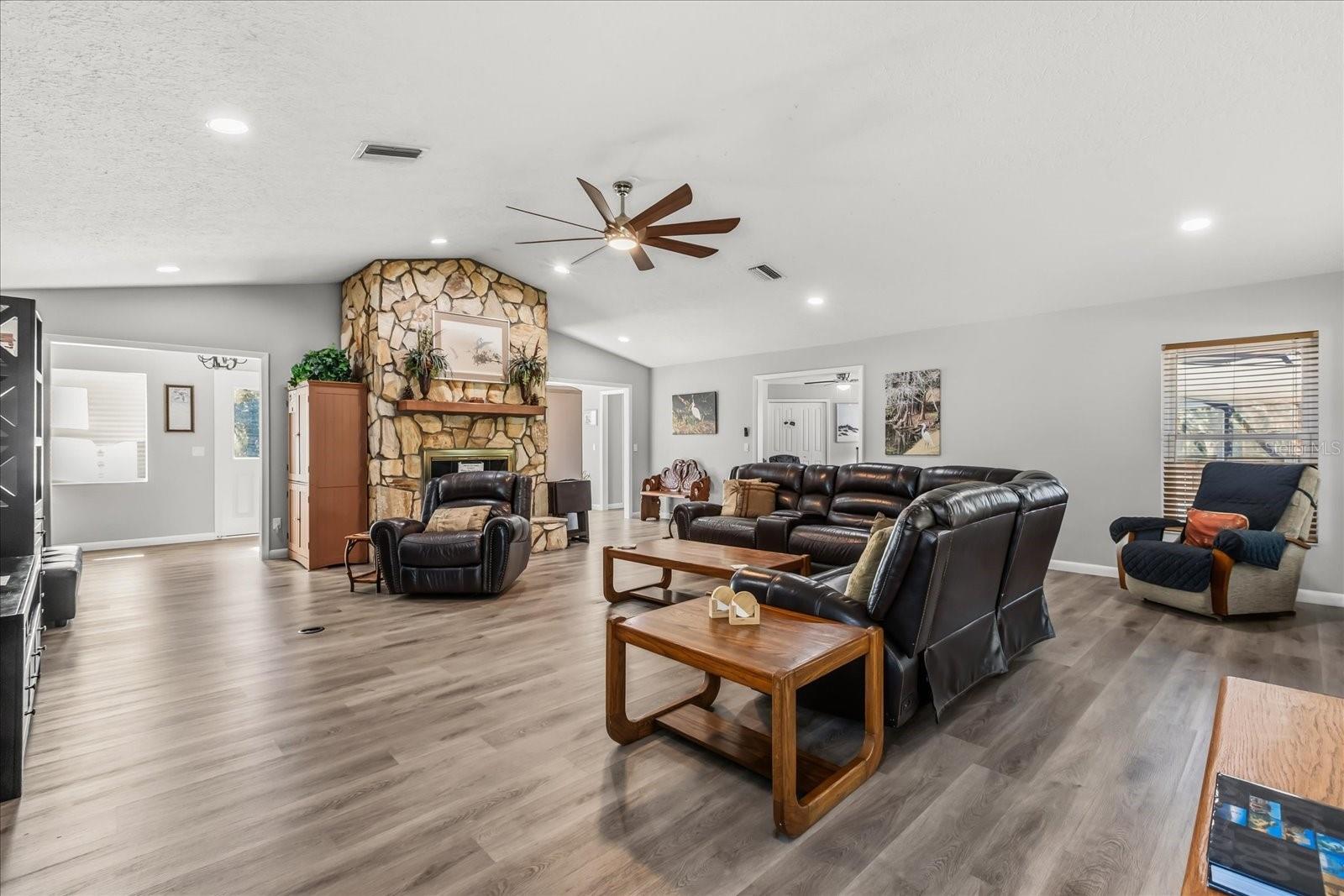 Listing photo id 7 for 1423 Lagoon Point