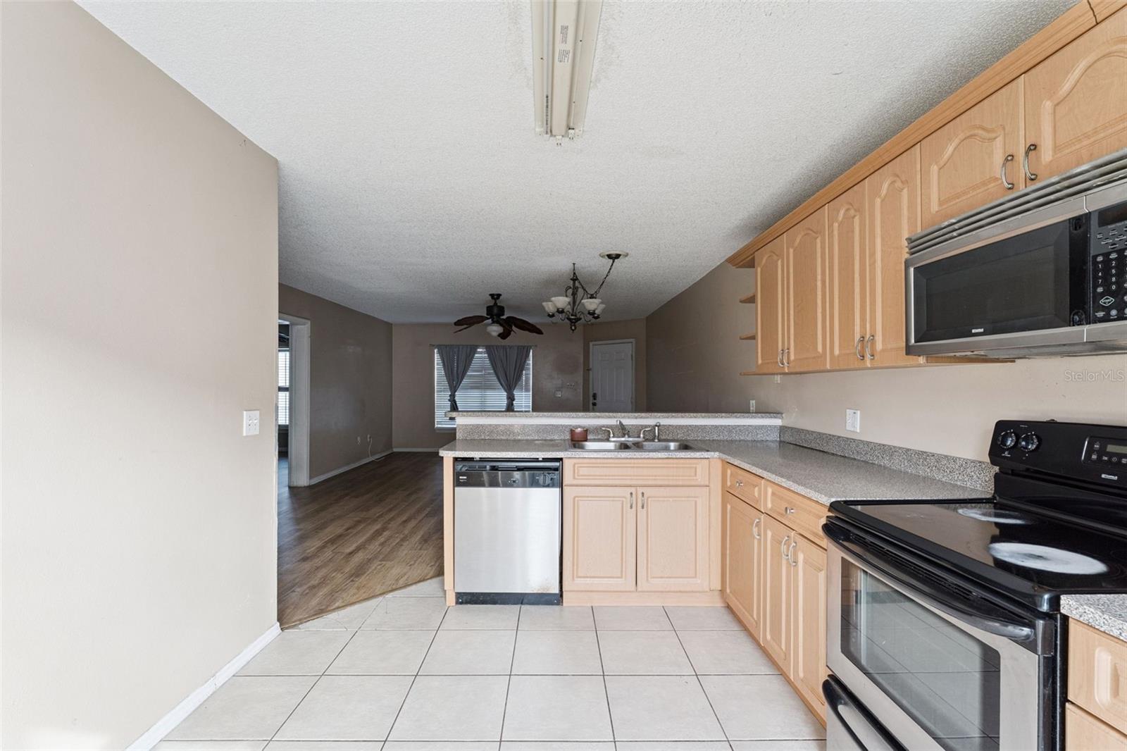 Image 11 of 19 For 3651 Goldenrod Road 110