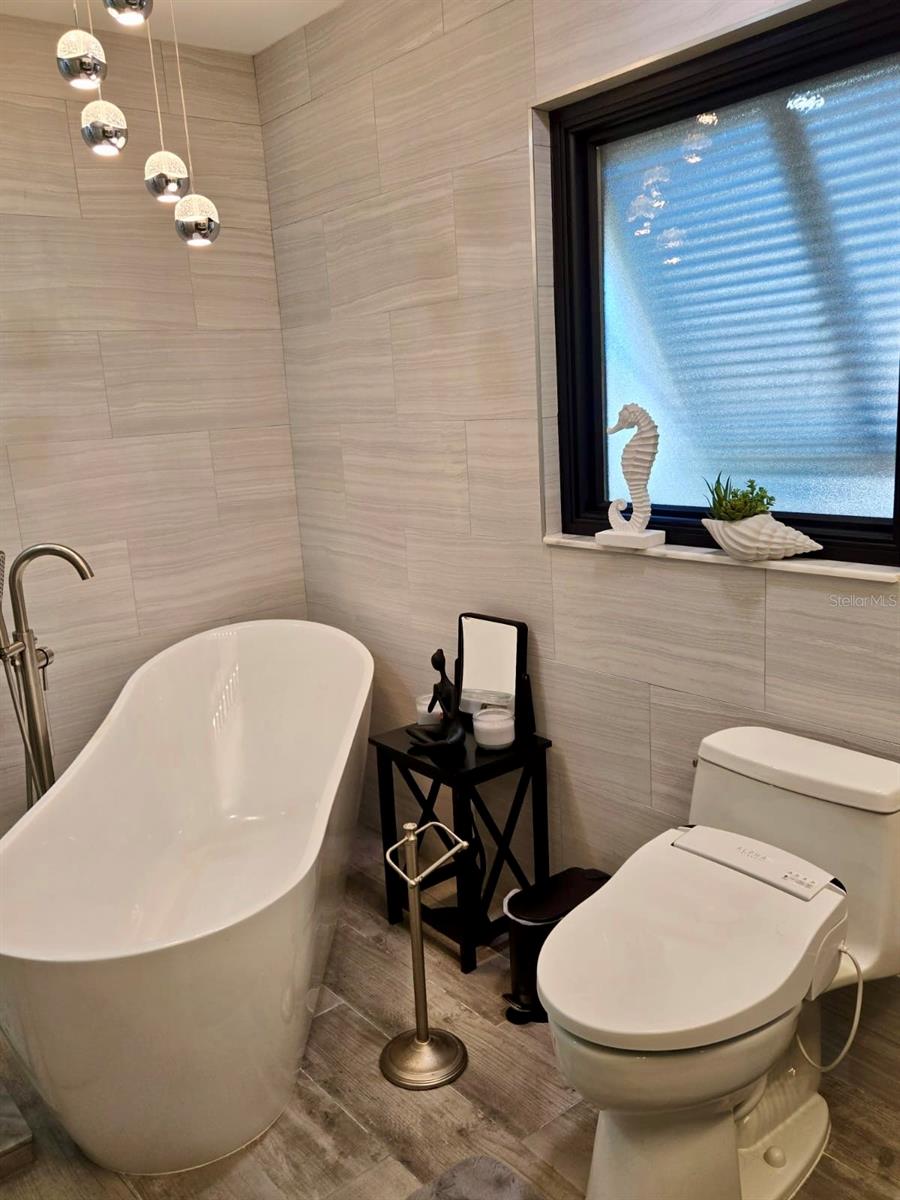 Image 24 of 53 For 630 Lake Blue Drive