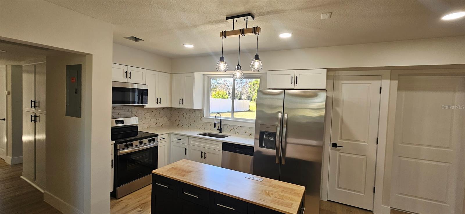 Image 3 of 24 For 410 Oxalis Avenue