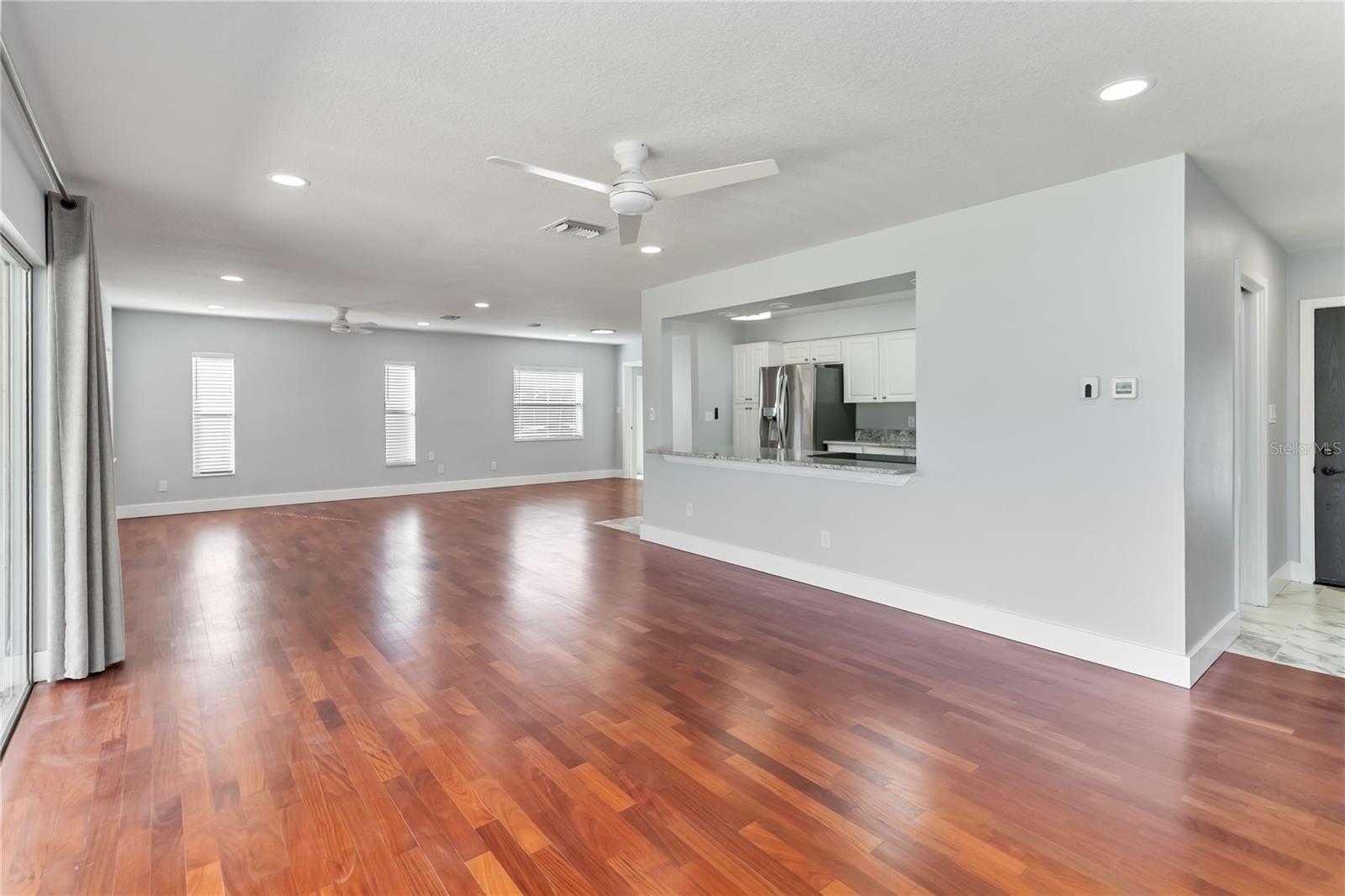 Image 10 of 75 For 3911 Venice Drive