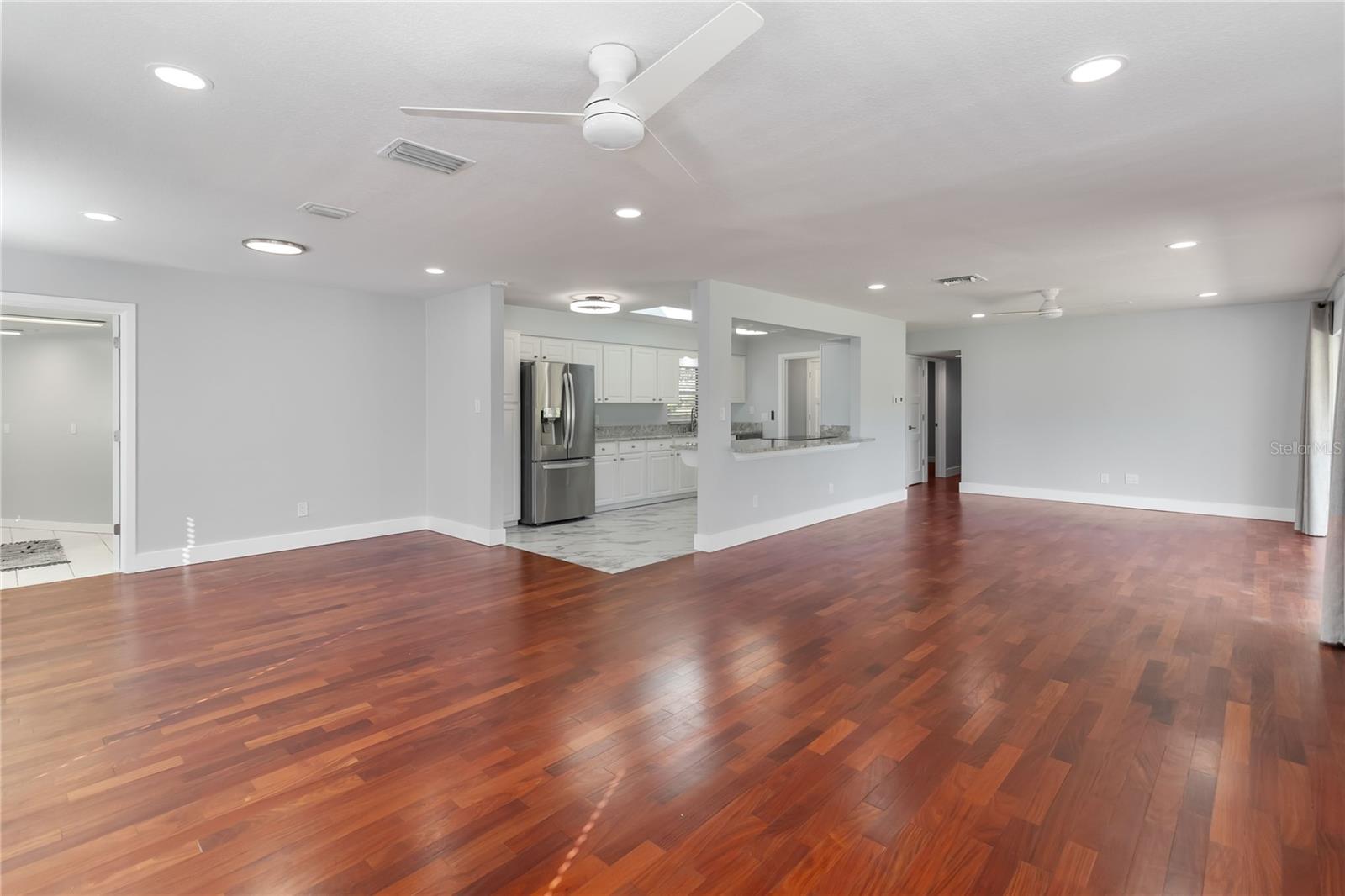 Image 11 of 75 For 3911 Venice Drive