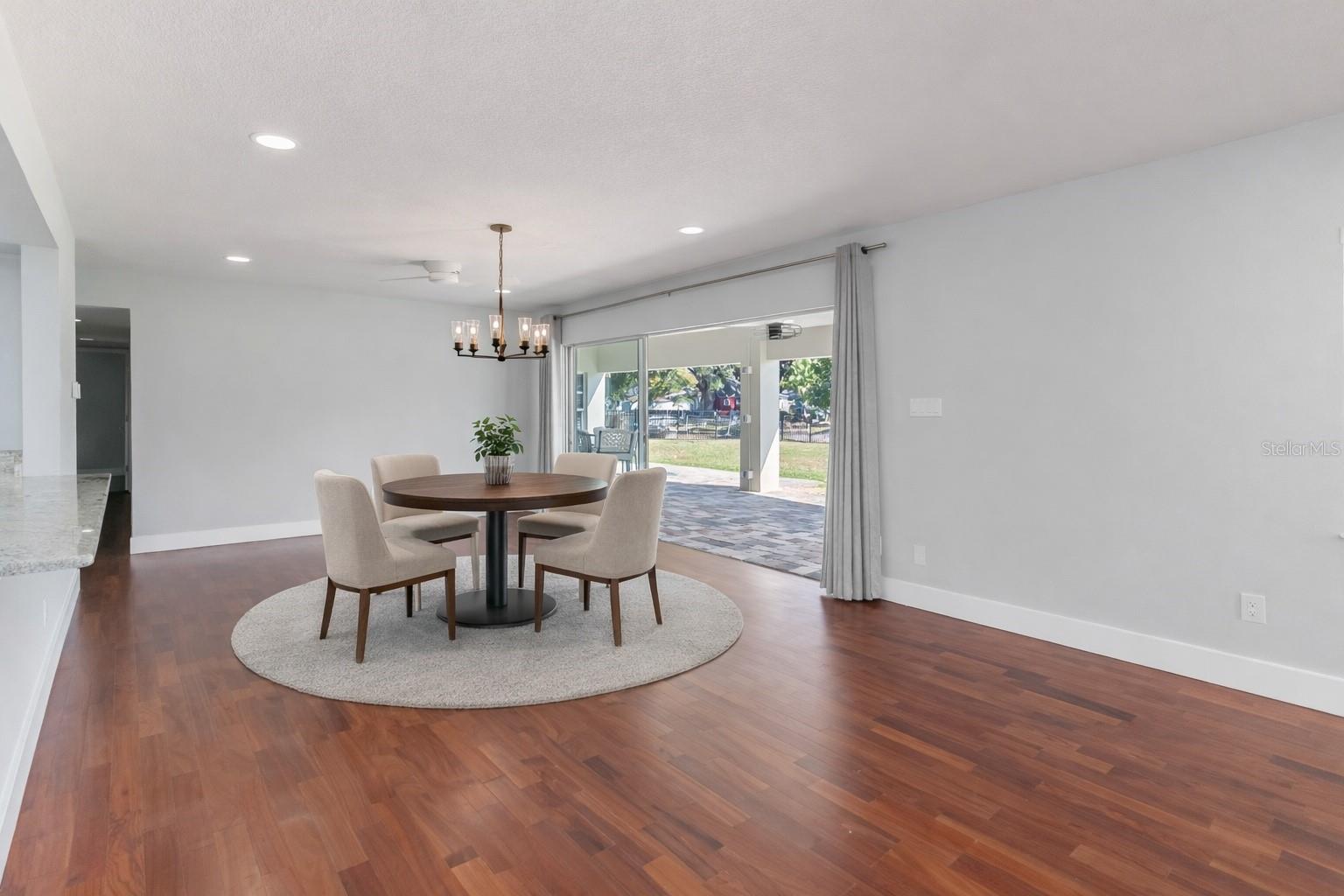 Image 12 of 75 For 3911 Venice Drive