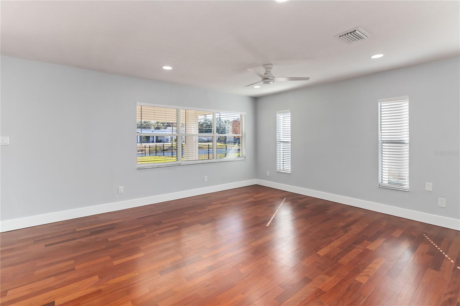 Image 14 of 75 For 3911 Venice Drive