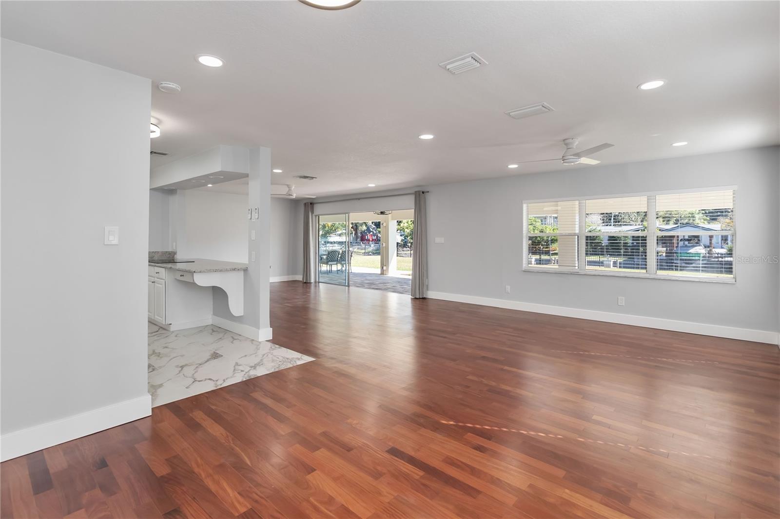 Image 15 of 75 For 3911 Venice Drive