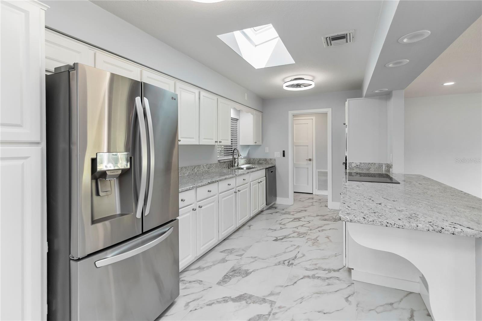 Image 17 of 75 For 3911 Venice Drive