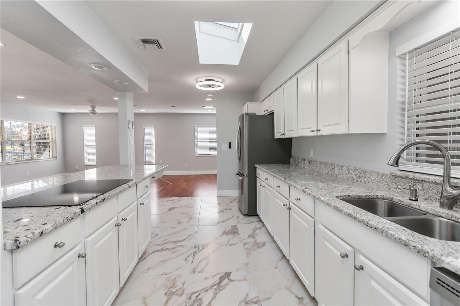 Image 19 of 75 For 3911 Venice Drive