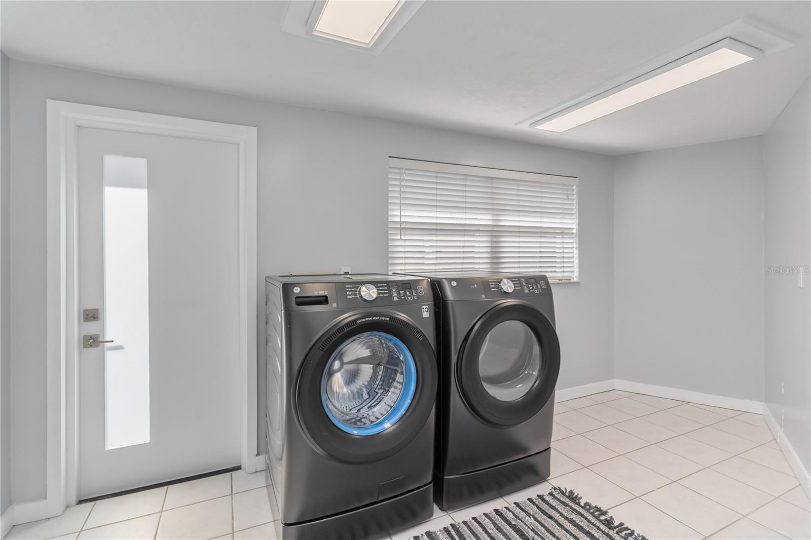 Image 22 of 75 For 3911 Venice Drive