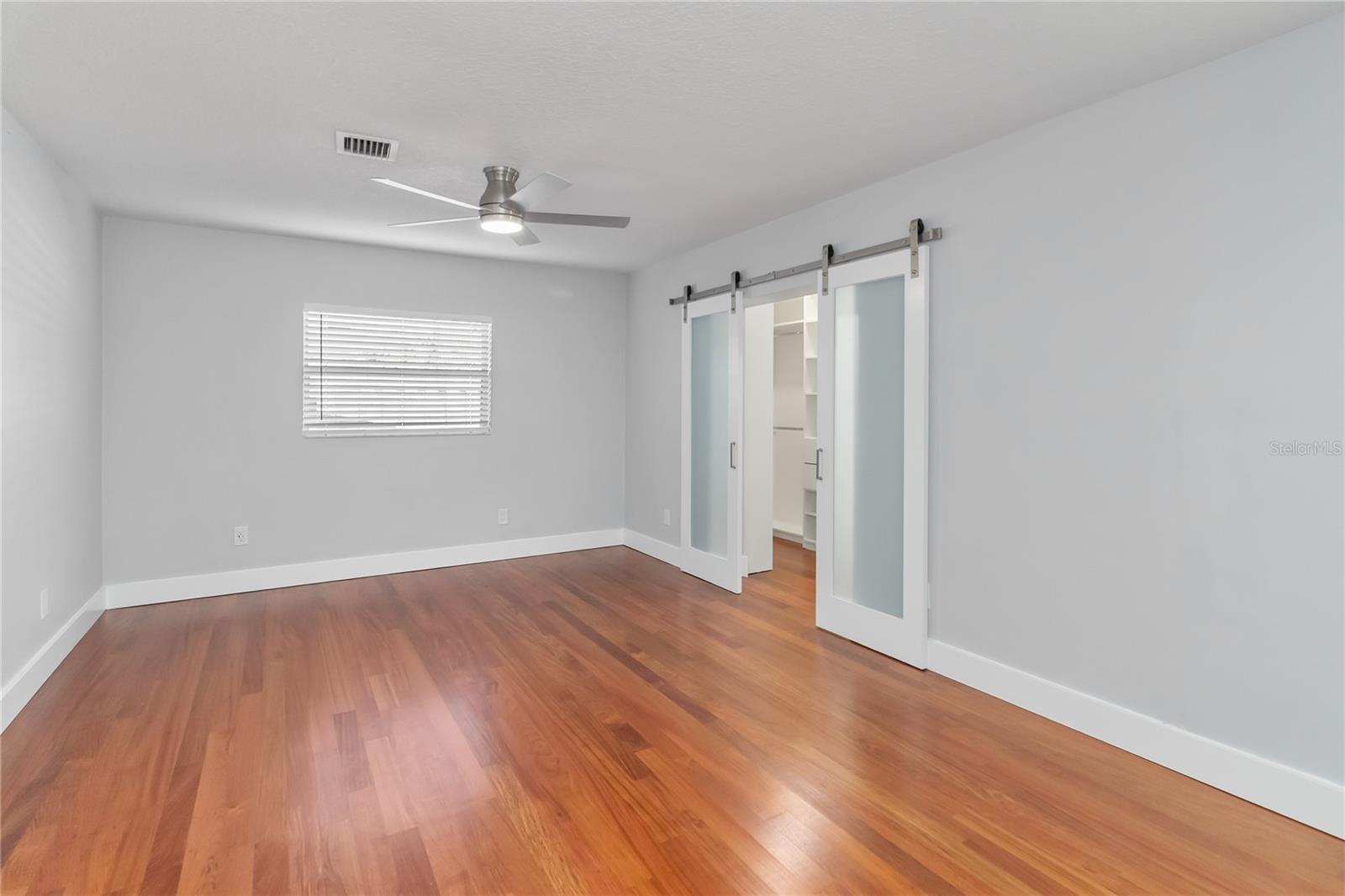 Image 25 of 75 For 3911 Venice Drive