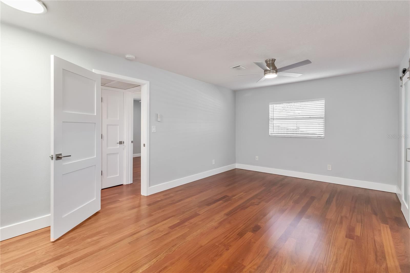 Image 26 of 75 For 3911 Venice Drive