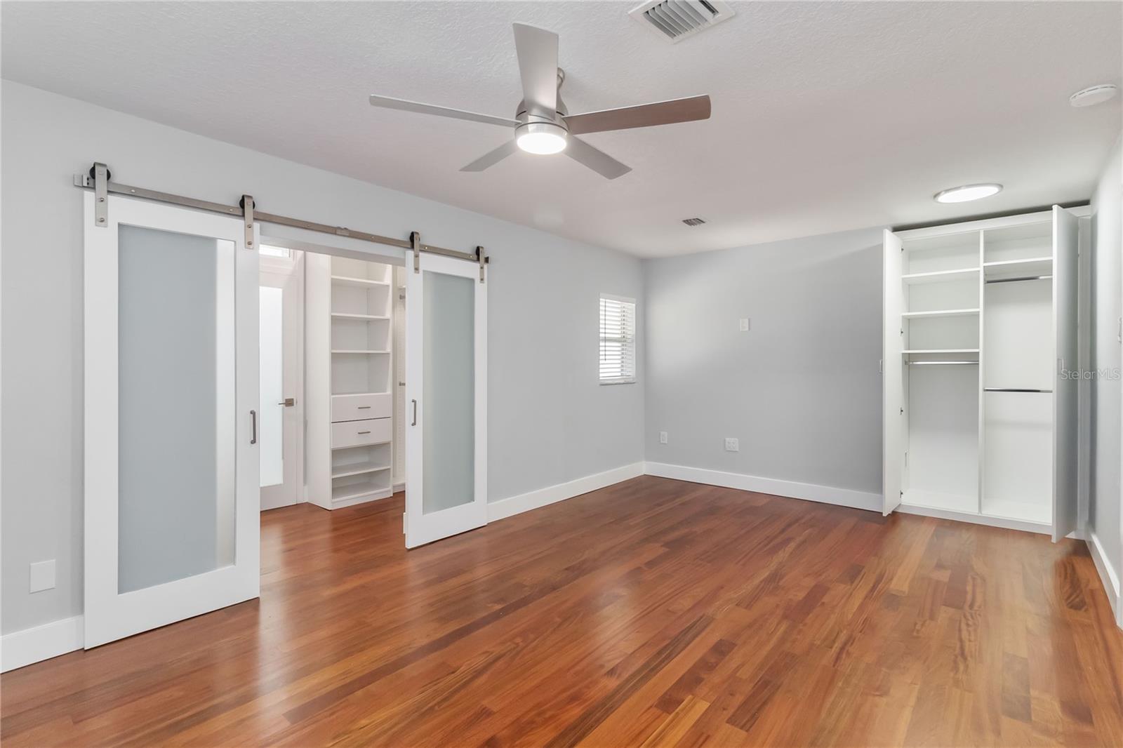 Image 27 of 75 For 3911 Venice Drive