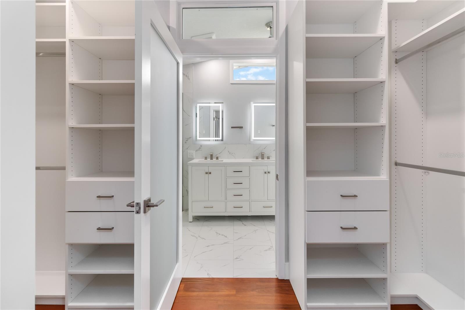 Image 28 of 75 For 3911 Venice Drive