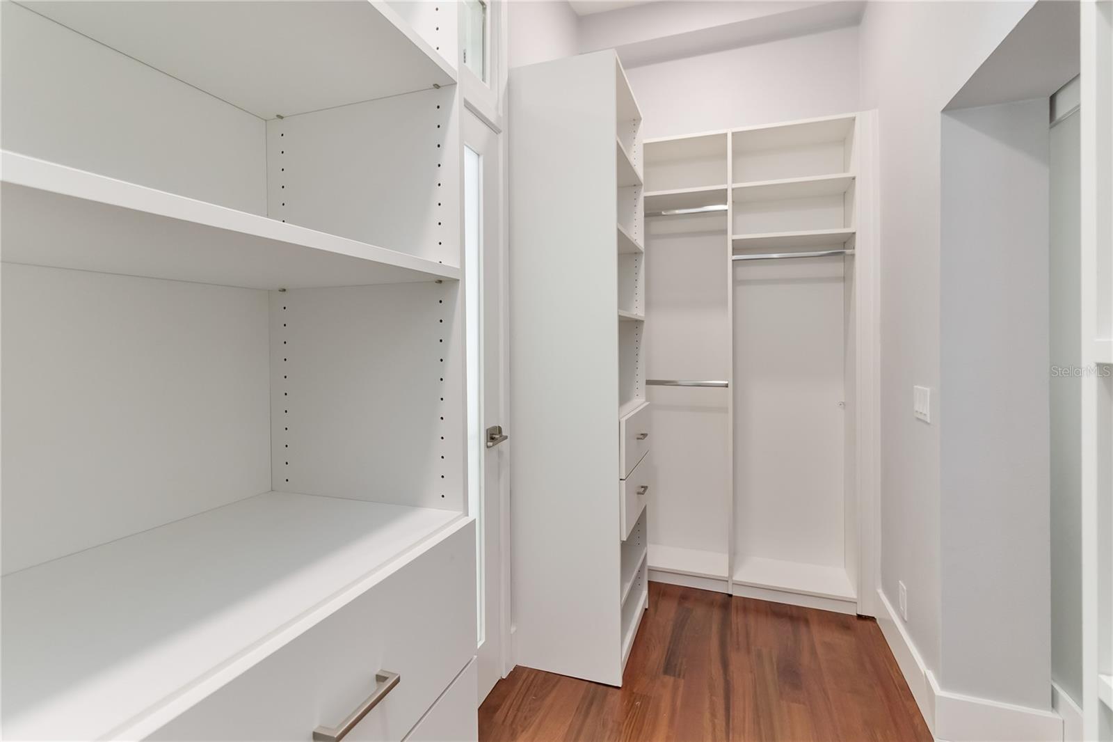 Image 29 of 75 For 3911 Venice Drive