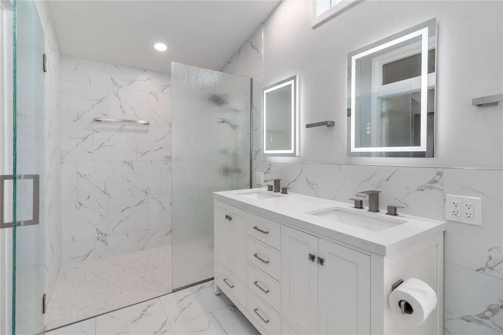 Image 32 of 75 For 3911 Venice Drive