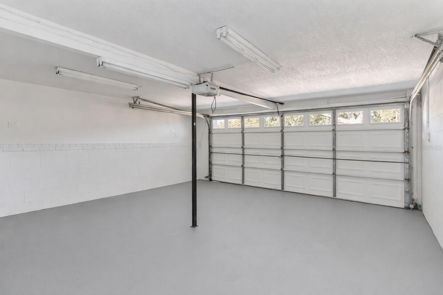 Image 39 of 75 For 3911 Venice Drive