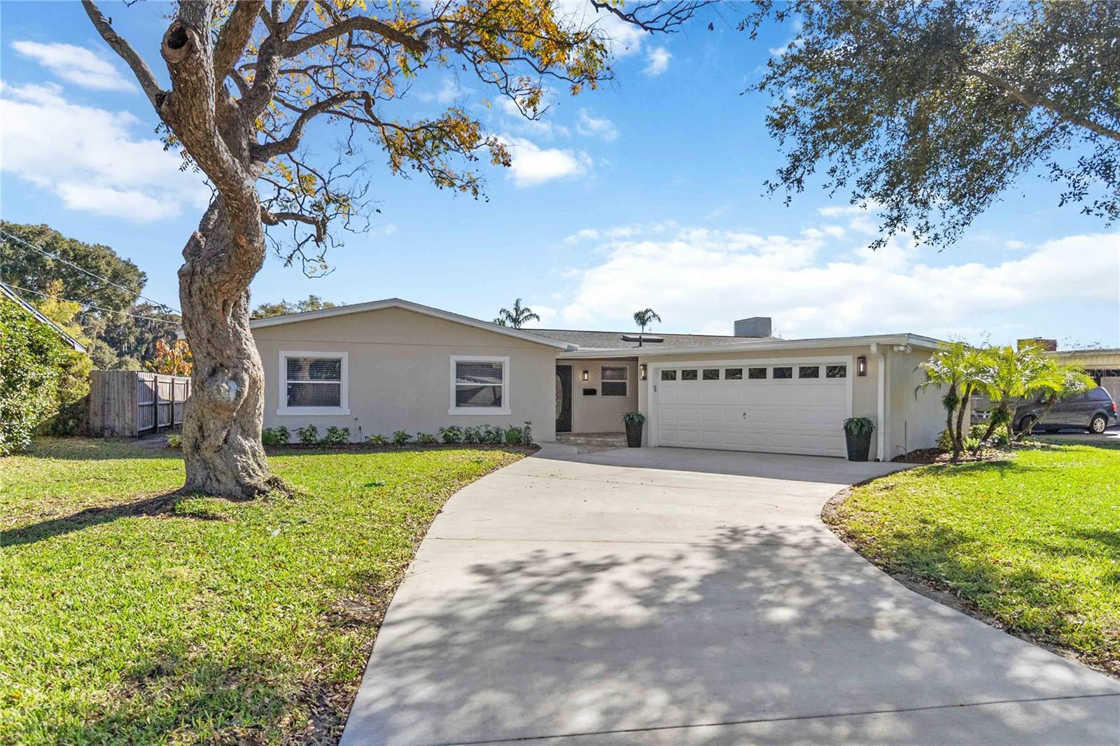 Image 4 of 75 For 3911 Venice Drive