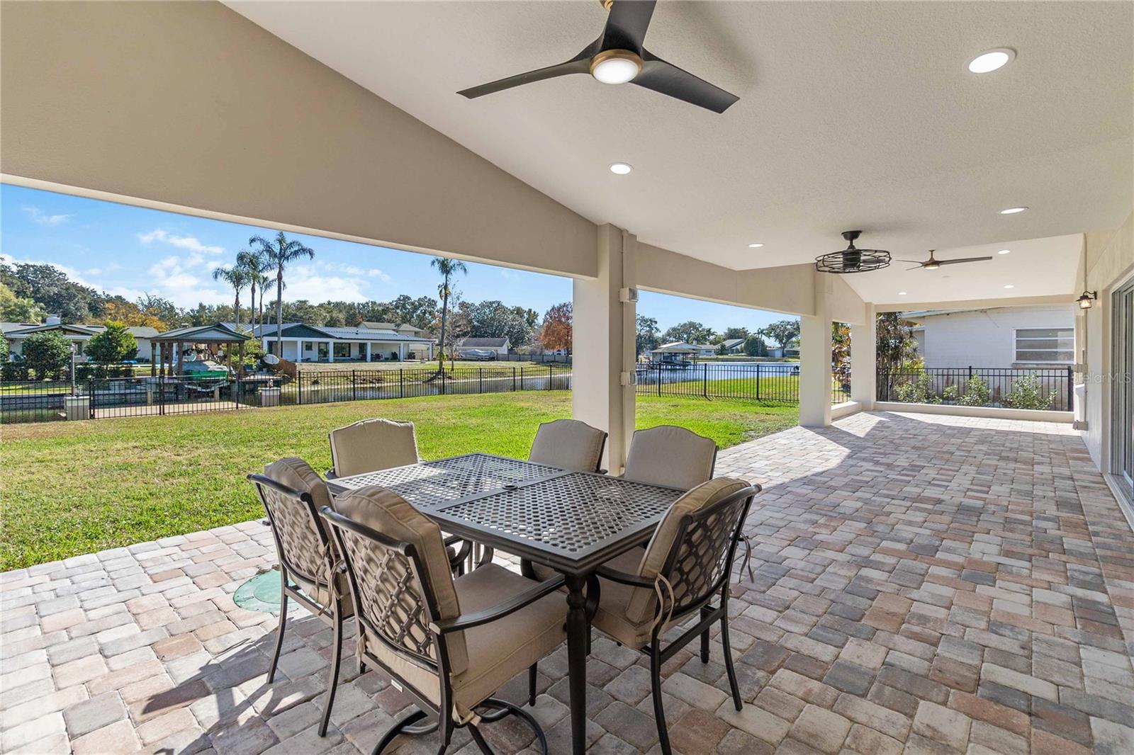 Image 43 of 75 For 3911 Venice Drive