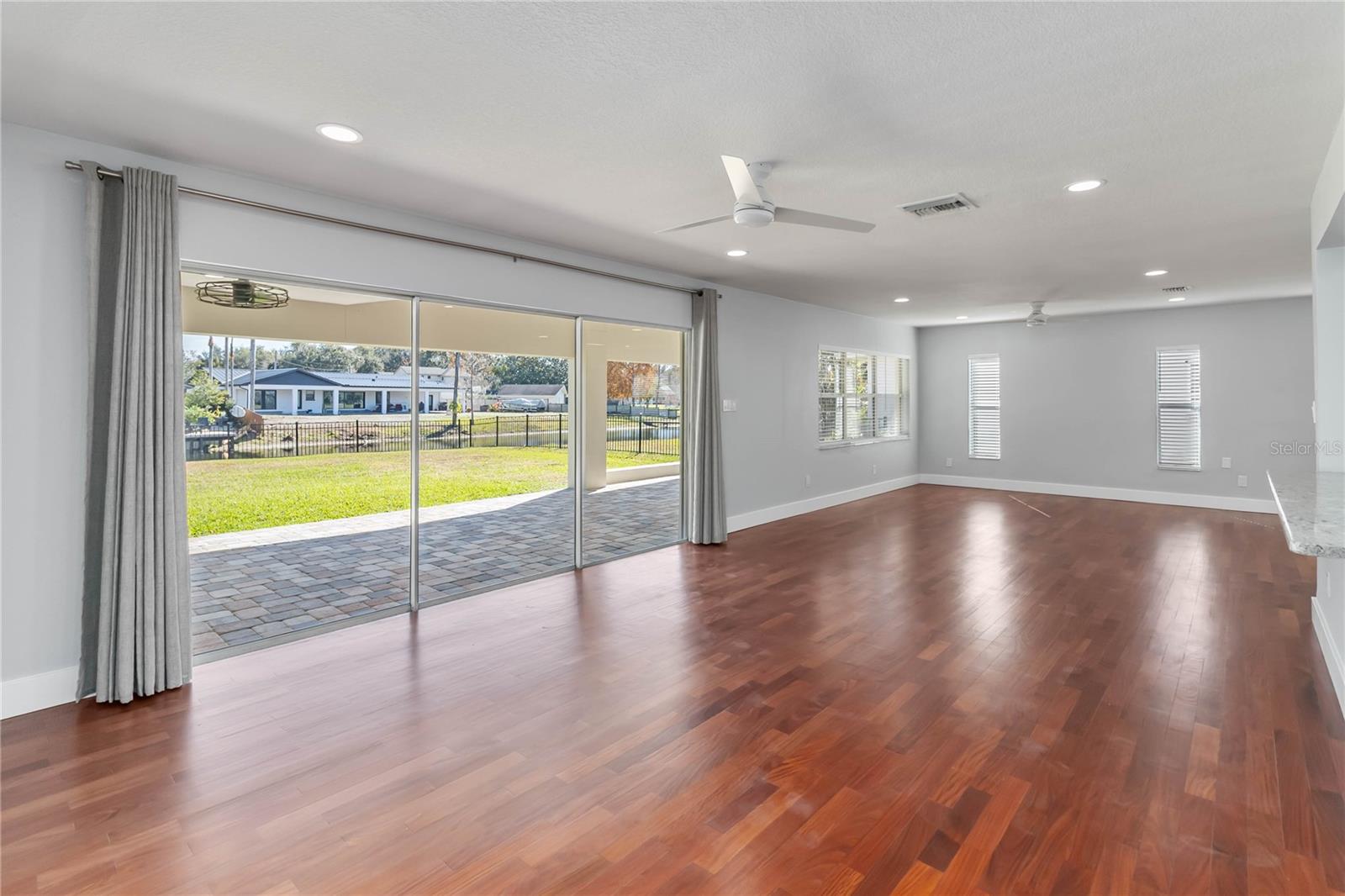 Image 9 of 75 For 3911 Venice Drive