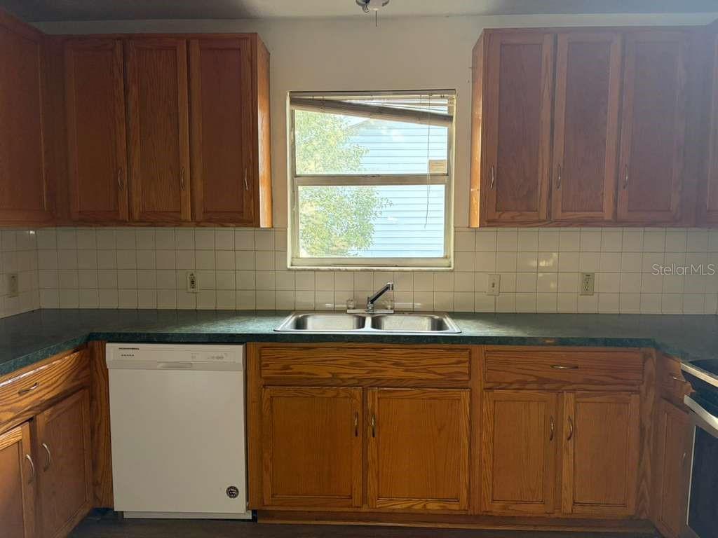 Image 13 of 26 For 548 Walts Avenue