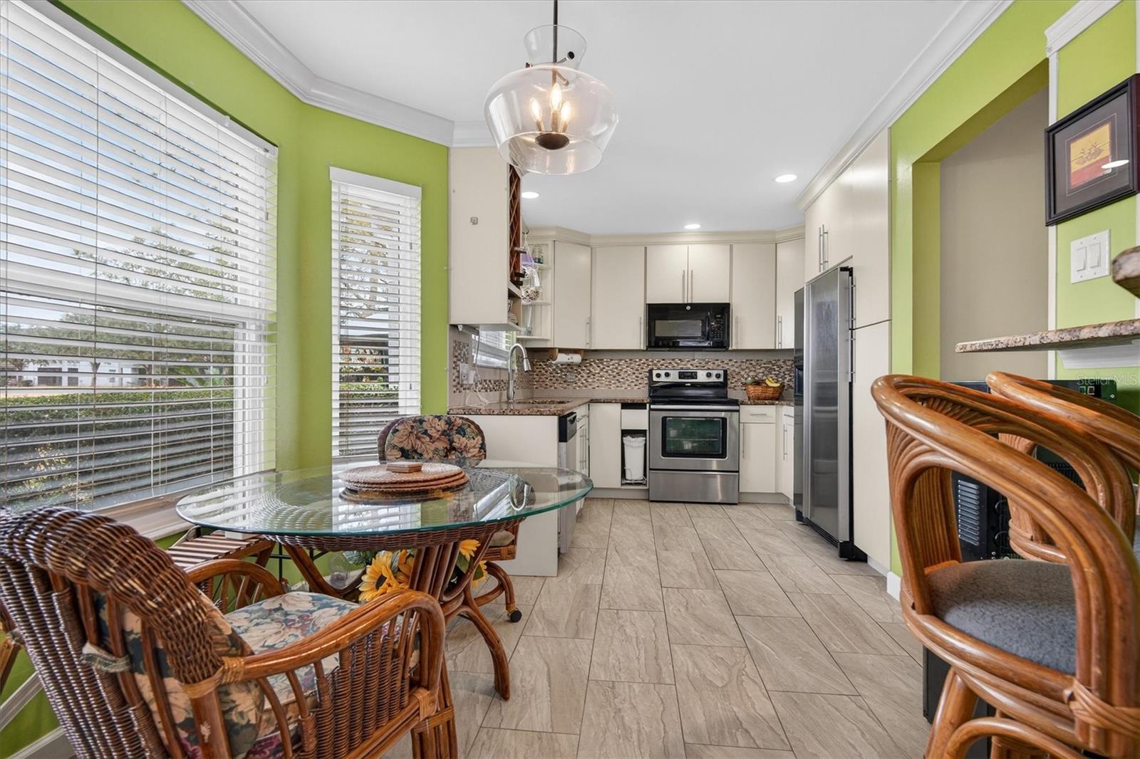 Image 10 of 41 For 2524 Albion Avenue