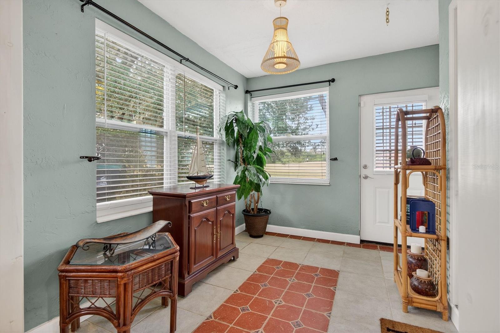 Image 15 of 41 For 2524 Albion Avenue