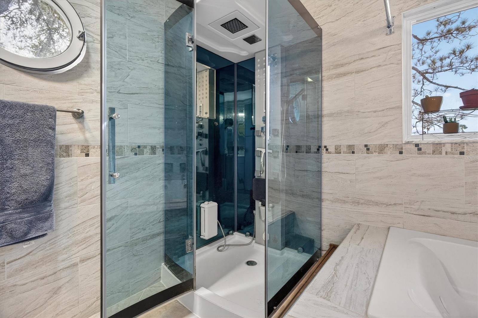 Image 25 of 41 For 2524 Albion Avenue