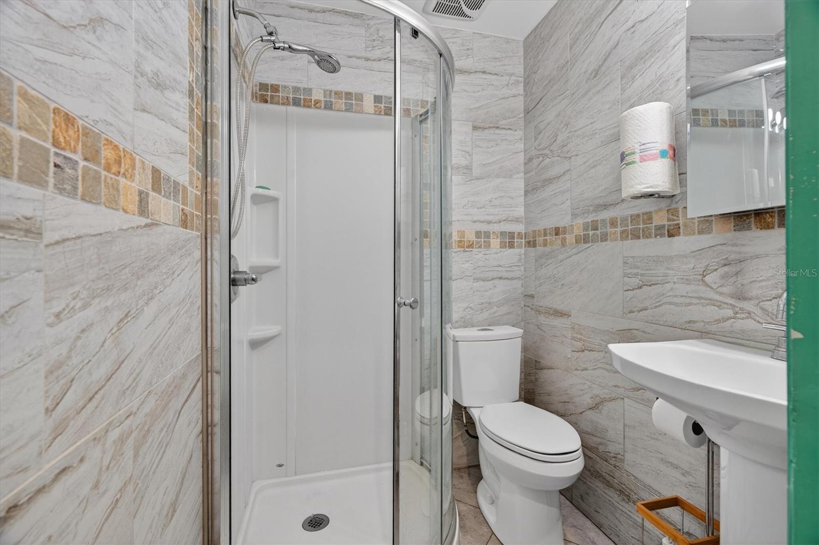 Image 31 of 41 For 2524 Albion Avenue