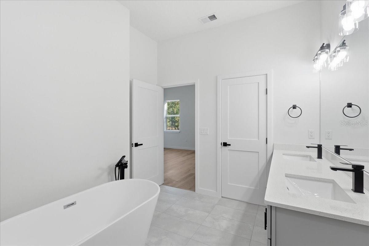 Image 9 of 18 For 8675 Circular Way