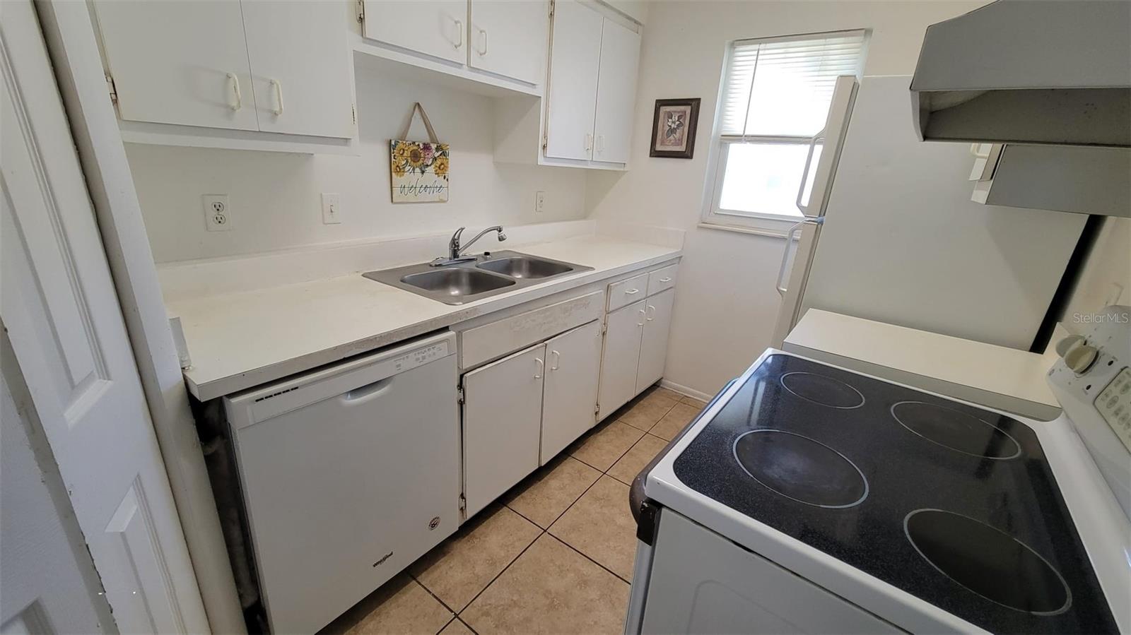 Image 10 of 41 For 826 Sky Lake Circle D