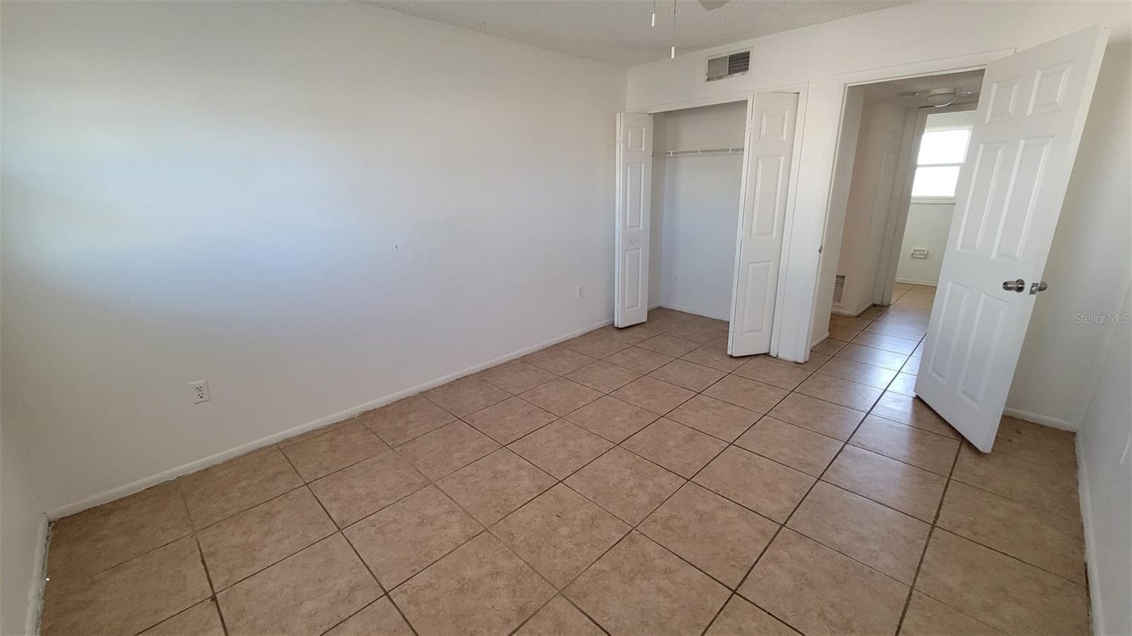 Image 15 of 41 For 826 Sky Lake Circle D