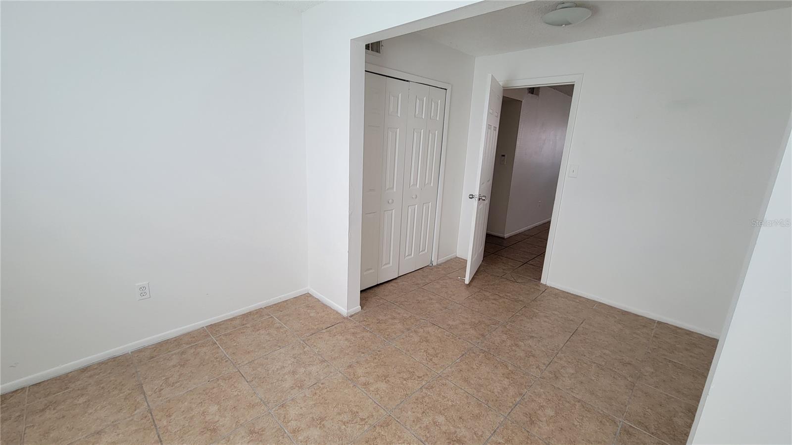 Image 19 of 41 For 826 Sky Lake Circle D