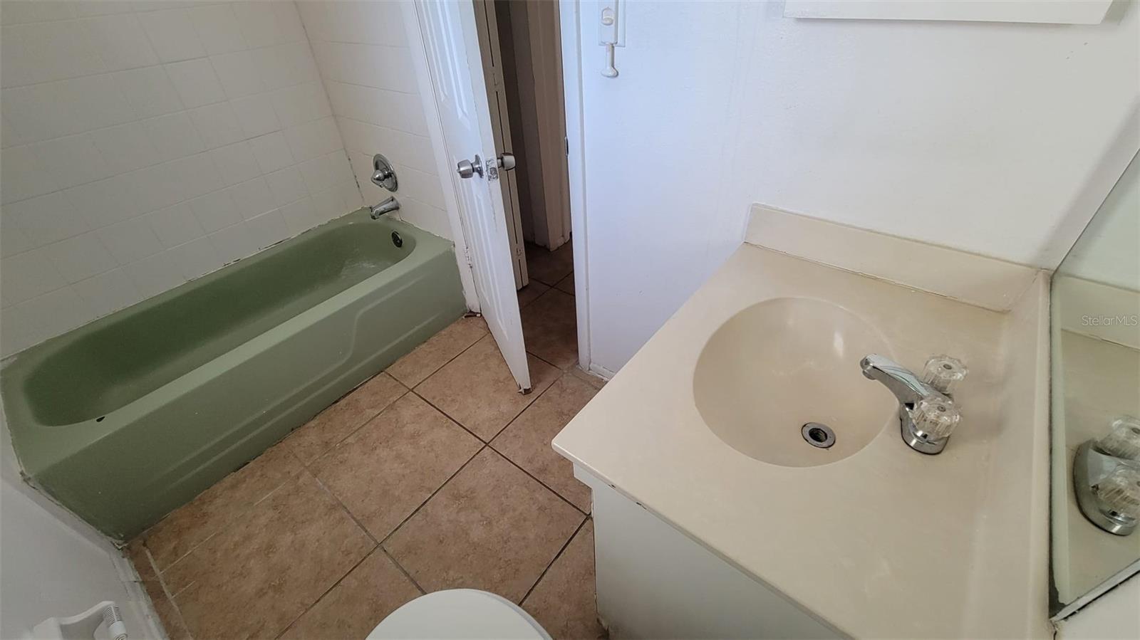 Image 25 of 41 For 826 Sky Lake Circle D