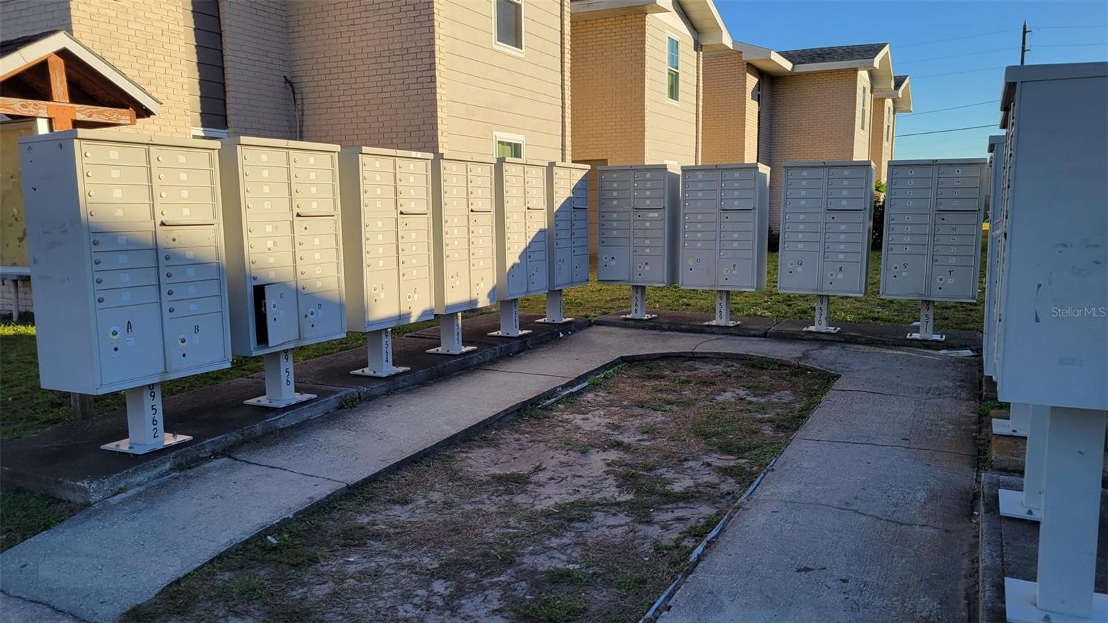 Image 36 of 41 For 826 Sky Lake Circle D