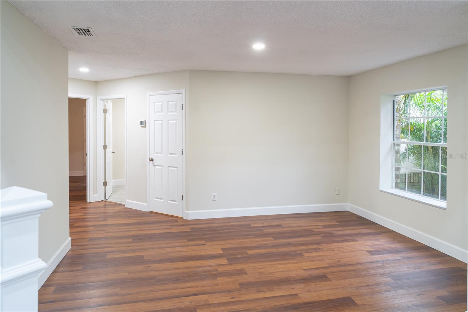 Image 11 of 76 For 515 Bentley Street