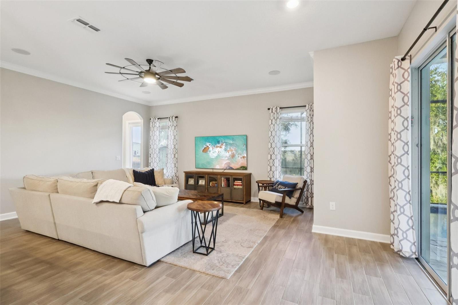 Image 12 of 91 For 8847 Fallen Oak Drive