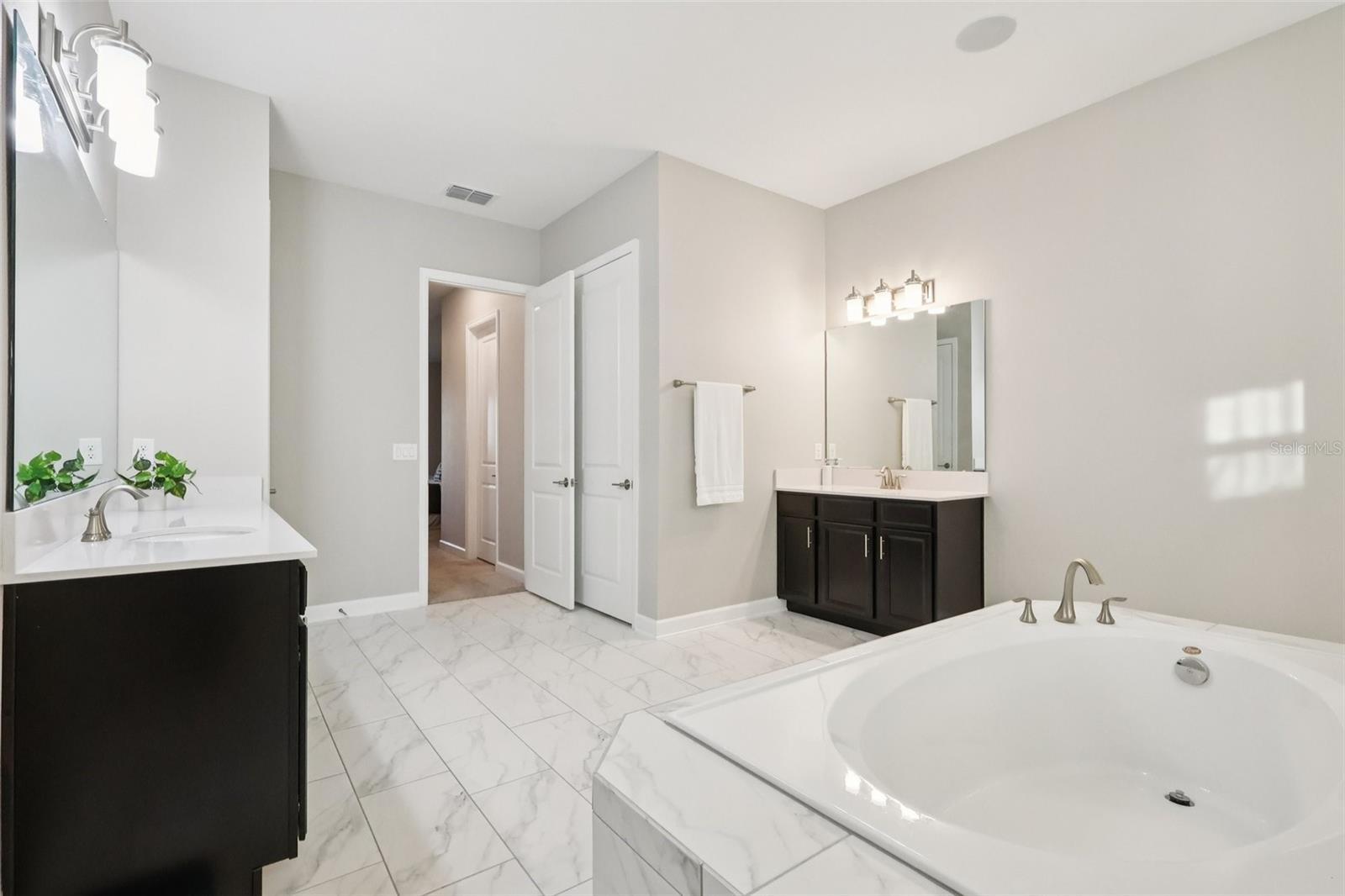 Image 27 of 91 For 8847 Fallen Oak Drive