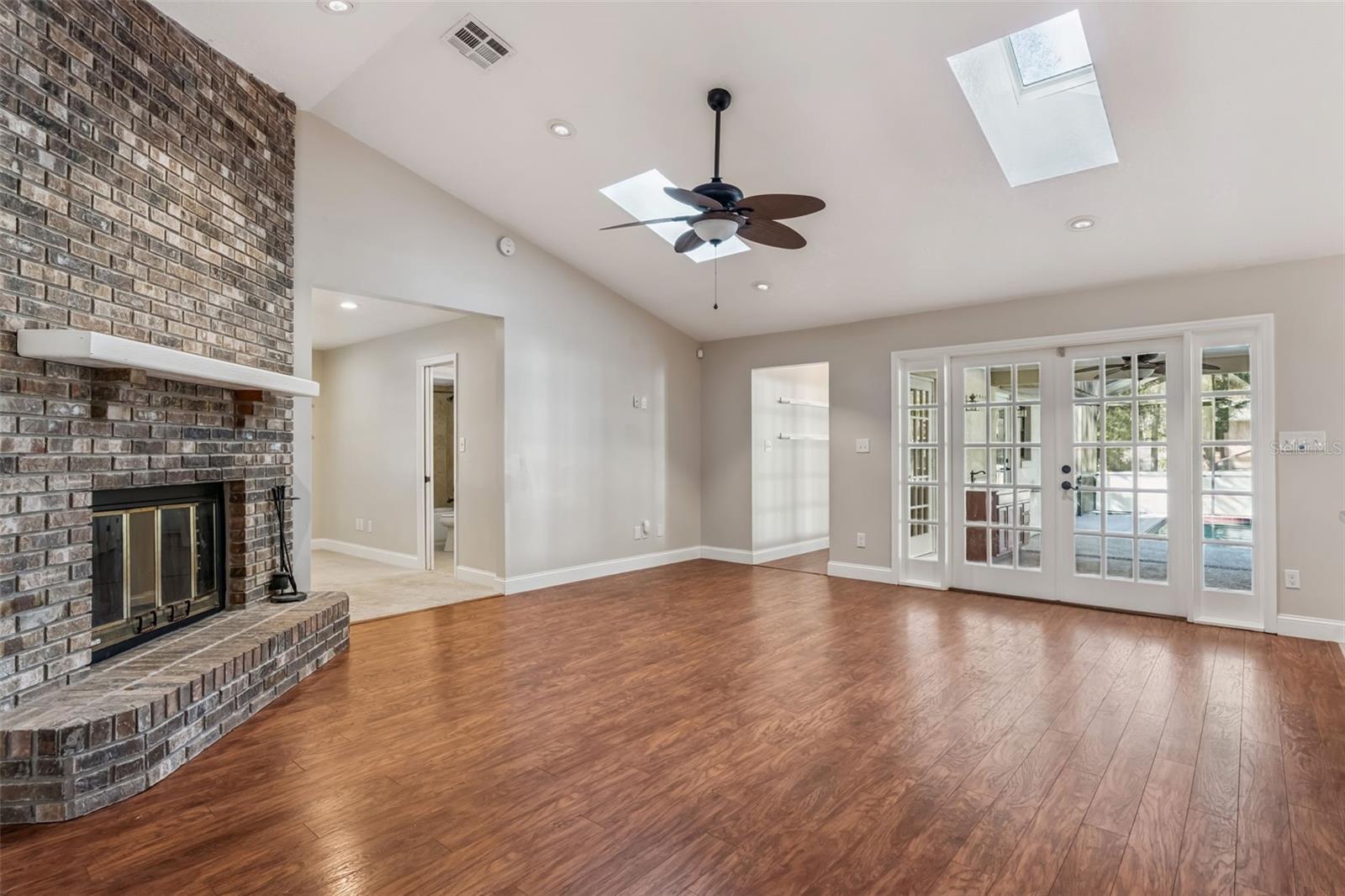 Image 4 of 33 For 650 Cayuga Drive