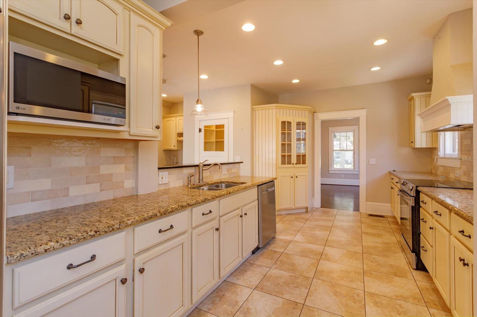 Image 16 of 47 For 817 Livingston Street